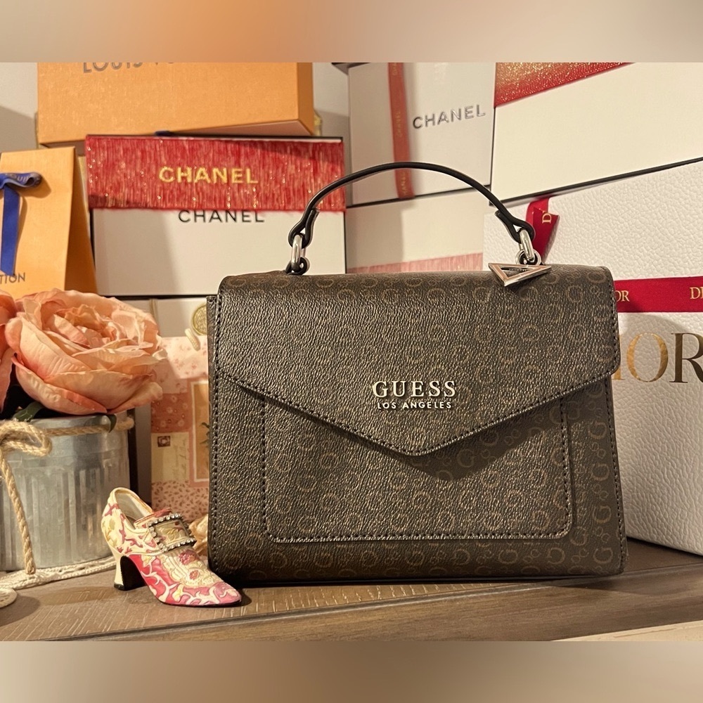 🤎GUESS Envelope Style Handbag🤎NWOT Made in Indonezia 🤎